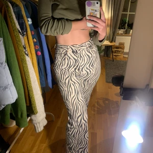 Jeans med zebramönster  - Raka jeans. Går in i midjan. Sitter rätt så tajt på mig runt höfter och rumpa. Jag är strax under 180 och längden är perfekt. Använda men i fint skick. Köpta för 300 kronor. Frakten kan eventuellt bli billigare om jag kan få plats med byxorna i en mindre påse. 
