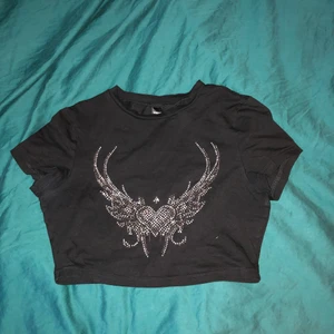Svart croptop med rhinestones - Bara använd några gånger, strlk M men ganska liten, dock stretchig.