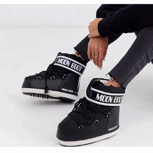 Svarta låga moonboots - Säljer nu mina så fina och varma moon boots! I nyskick använda ca 3 ggr🌟🌟