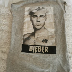 Kort collegeklänning strl 36 - Det är en kort klänning från H&M i storlek 36. Jag säljer den då den är för liten för mig. Den är använd 6-7 gånger. Den är inte sönder någonstans och i bra skick. Köparen betalar frakten. 