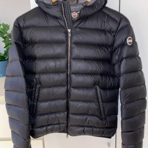 Colmar vinter/höst jacka - Storlek L, nypris 1499. Svart. Säljer pga att den sitter för stort. Defekter vid dragkedjan därav lågt pris, men är inget som påverkar att stänga den så den sitter bra inför vintern!