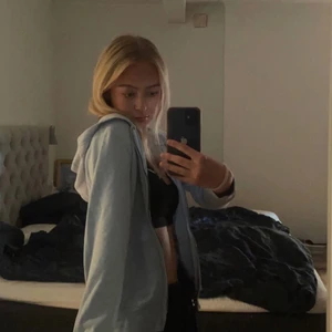 Äkta Polo Ralph lauren sipphoodie - Superfin siphhodie i en ljusblå färg (syns inte så tydligt i kameran) från ralph lauren. Använt några gånger men är lite för liten nu. Har ett litet hål som knappt syns i ena ärmen som är enkelt att fixa, annars är den i bra Skick. Skulle säga att den passar som Xs eller S 