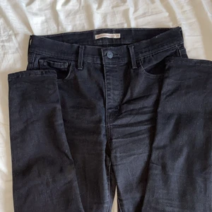 Levi’s jeans  - Svarta Levi’s 720 i storlek W29 L30, de är i modellen High Rise super skinny. Köpta i USA för 2 år sen och är i bra skick, nästan aldrig andvända. Hör gärna av er för fler bilder!💕
