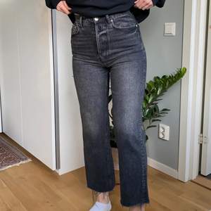 Otroligt sköna jeans fråga GinaTricot i superbra skick. Mörkgrå tvätt med avklippta ben och slitningar nedtill. Hög midja med knappar. Storlek 36. Köpta för 599, säljer för 250:- 