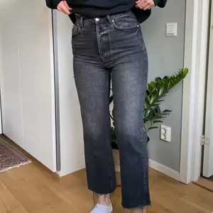 Otroligt sköna jeans fråga GinaTricot i superbra skick. Mörkgrå tvätt med avklippta ben och slitningar nedtill. Hög midja med knappar. Storlek 36. Köpta för 599, säljer för 250:- 