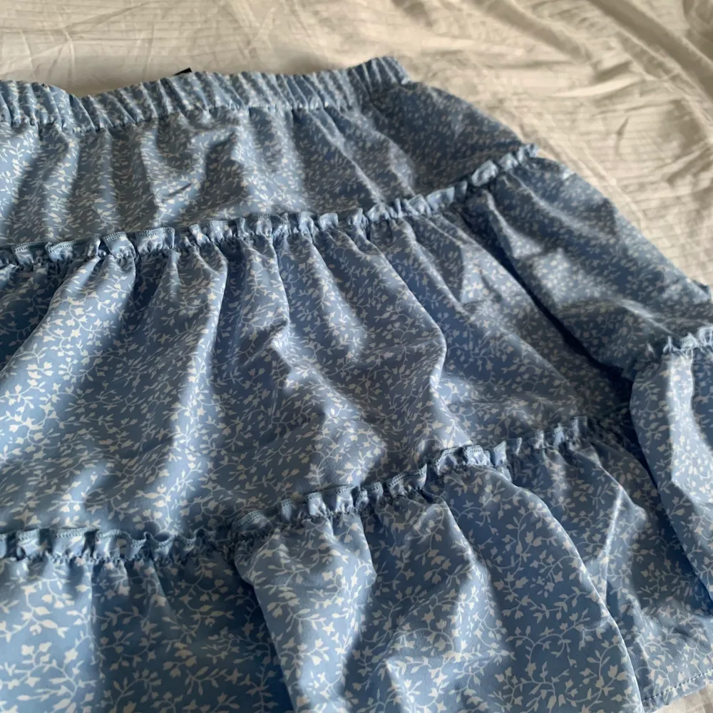 En blå blommig jätte söt kjol som tyvärr är för kort för mig och min stil! Aldrig använd som ny! 💙. Kjolar.