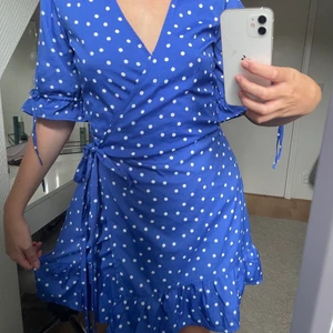 Prickig klänning 💙 - Söt klänning ifrån Nelly 💙 köparen står för frakten!