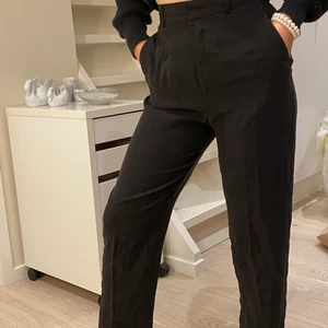 Super snygga kostymbyxor - Säljer dessa kostymbyxor då jag har ett par andra. Supersnygga och så skönt material! Kontakta mig vid intresse