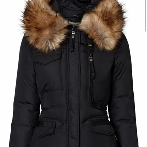 Roco Baroco jacka Sara  - En jacka som jag använde en halv vinter, super varm och bekväm. Den är äkta och kommer med en ljus och svart päls som är fake. Den har sju fickor och är i jättebra skick👍🏼 Priset kan diskuteras och kontakta mig för fler bilder. passar även xxs och s då den kan justeras i midian. 