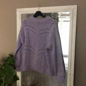 Lila stickad tröja - Ifrån gina. Mjukt stickat material. Inga defekter!
