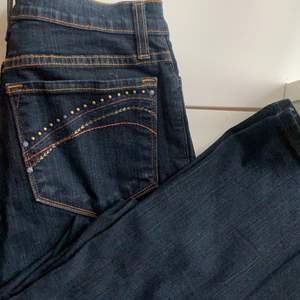 Supercoola flare jeans med detaljer på fickorna. Midwaist, mörkblåa🌟