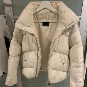 vit/beige vinterjacka - Säljer denna ljusbeige/cremevita jackan från bershka! Verkligen jättefin men blivit lite liten för mig. Använde den några få gånger förra året, så den är i bra skick! Skriv om ni är intresserade eller har frågor💗