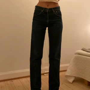 Levis jeans - Mörkblå Levis jeans jättefina och lite lågmidjade! Jag är 175 cm och brukar ha strl S, de går ner till fötterna på mig. Köpare står för frakt 💗💗