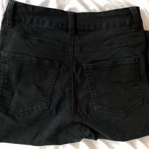 Jeans från BIKBOK - Storlek S, pris kan diskuteras! 300kr + frakt om vi inte möts upp i Eskilstuna :)