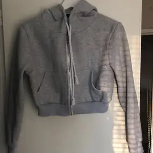 Säljer en fin nyans av grå hoodie i storlek XS, knappt använd. Säljer för bra pris😇