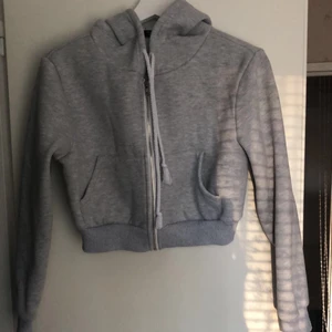 Ljusgrå hoodie  - Säljer en fin nyans av grå hoodie i storlek XS, knappt använd. Säljer för bra pris😇