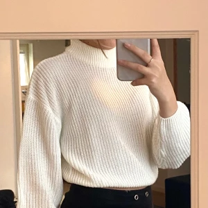 Vit stickad tröja från H&M - Säljer en stickad tröja från H&M i strl XS!  Den är i mycket bra skick då den är använd fåtal gånger💕pris kan diskuteras!
