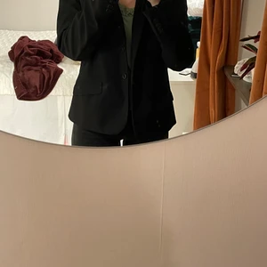 Svart kavaj  - En fin kavaj i svart. Bra skick! Stl 38 men passar xs, s & m beroende på hur man vill den ska sitta. Passar bra till festligheter men likaväl till vardags🖤