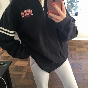 Marinblå tjock tröja  - Tröja från polo Rl ! Super snygg, lite tidigt 2000- tal 