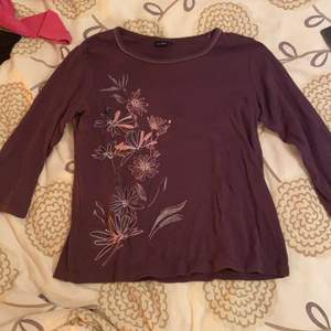 En lila tröja med trekvartslånga ärmar från isolde💓