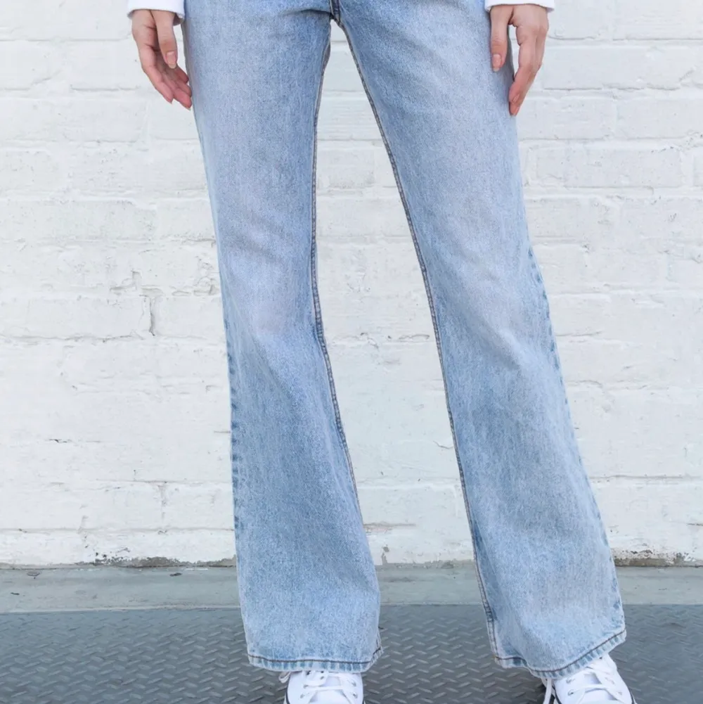 Super snygga låg midjas jeans från Brandy Melville💓, byxorna köpte jag i somras och är använda fåtal gånger men i super fint skick, säljer då dom börjar bli för korta på mig som är 173cm. Storlek S i jeansen- skulle säga storlek 34/36. ⚡️. Jeans & Byxor.