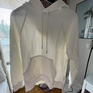 Denna vita hoodie säljer jag nu då jag inte har användning för den längre. Den är inte särskilt overzised men väldigt skön och den har fina band. Nypris 300kr, betalning via swish frakt bestämmer du. Frakt ingår inte i priset