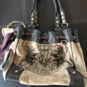 Snygg väska Juicy couture - Snygg väska från Juicy Couture .20x30 brun mocka . Lite använd . 