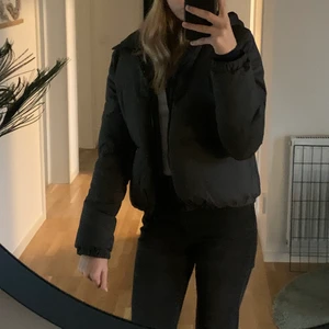 Puffer jacket  - Puffer jacket från HM använd en vinter. Bra skick, inga deffekter. Original pris 399kr säljer för 150 +plus frakt. Jag är 167 cm lång. Kontakta mig om du har några andra frågor. 🥰❤️