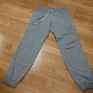 Puma mjukisbyxor  - Mjukisbyxor från puma i färgen grå.