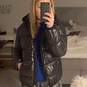 Vinter jacka  - Säljer min jacka som är helt oanvänd! Säljer för att jag inte trivs i den! Nypris 600kr luvan ingår såklart! Eller köp direkt för 500