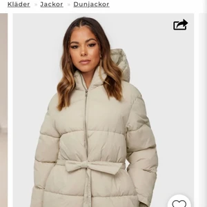 Puffig jacka - Min fina puffiga jacka som jag nu har som intressekoll. Jag köpte den förra året och det är som ny för den är inte sliten. Den är köpt från Nelly men just den färgen jag har finns inte kvar. Den är super varm o skön. Köpt för 800🤎