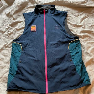 Adidas Väst - Reversible Väst från Adidas. Skick 9/10. Storlek L.