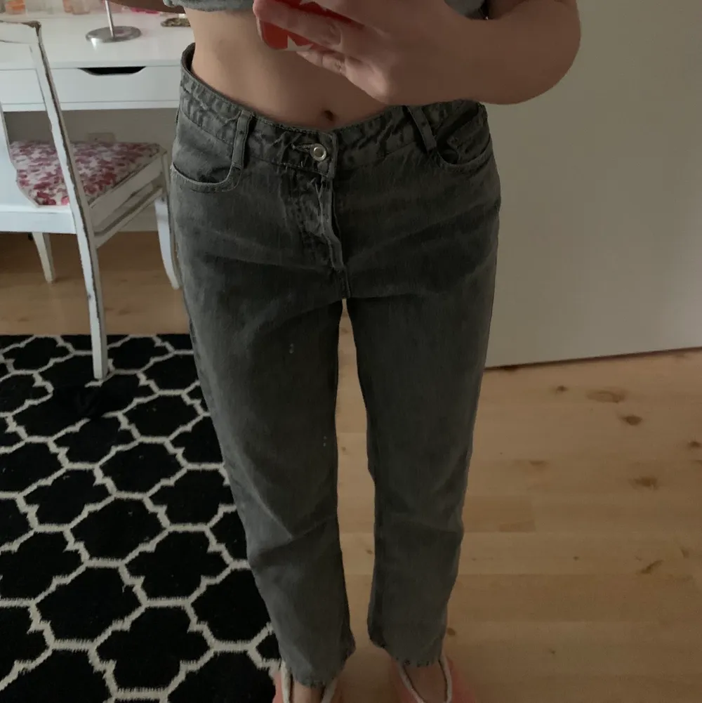 Ett par superfina jeans ifrån Zara som är i färgen urtvättad grå, tycker inte de sitter bra alls på mig, förstora och pösiga (jag är ganska liten i kroppen). Är i nyskick endast använda en gång, är köpta nu i höst. Nypris: 359kr OBS! Frakt tillkommer . Jeans & Byxor.