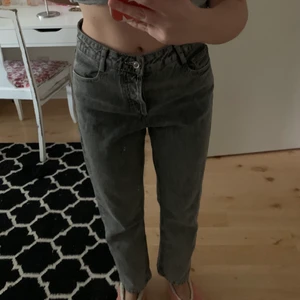 Jeans - Ett par superfina jeans ifrån Zara som är i färgen urtvättad grå, tycker inte de sitter bra alls på mig, förstora och pösiga (jag är ganska liten i kroppen). Är i nyskick endast använda en gång, är köpta nu i höst. Nypris: 359kr OBS! Frakt tillkommer 
