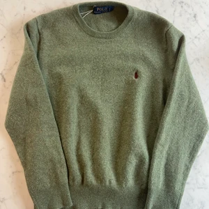 Ullblanding tröja  - Tröja i ullblandning från Ralph Lauren i barnstorlek, 170-176. Skulle säga att den är mindre än vad som beskrivs då den är kort i ärmarna på mig. Möjligtvis xxs. I nyskick! 