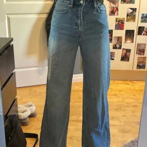 Weekday ACE pants strl W 25 L 34 - Blåa jeans från weekday lite bredare modell💙 aldrig använda då dom inte passar mig! Köpta för 400kr. Dom är som nya!