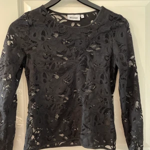 Mesh Tröja med mönster  strl s - Supersnygg långärmad mesh topp från weekday! 🖤 precis som ny och superskönt! Köpt för ca 400kr. (Priset går att diskuteras)