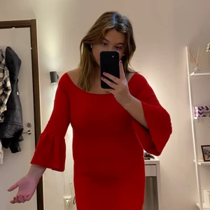 Röd klänning  - En perfekt röd klänning till julen med volanger vid ärmarna. Använd en julafton och säljs pga att jag inte använder klänningar.