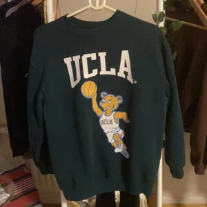 grön UCLA tröja - ucla tröja med en björn på, köpt för cirka 2 år sen men förtfarande mjuk inuti.👩🏻‍🎤