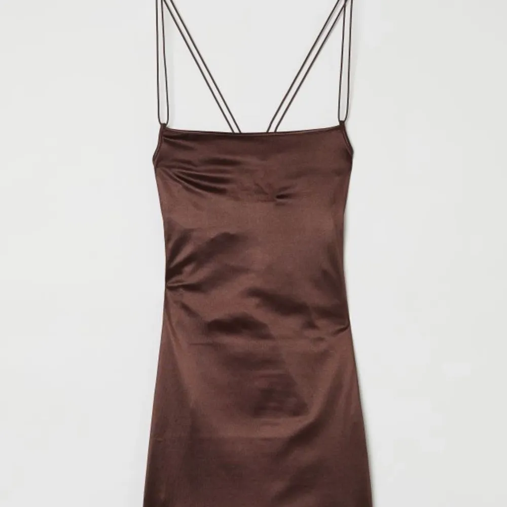 skit snygg sexig brun klänning som jag köpte nynligen och har int använt🤎 Storlek:L men passar för M . Klänningar.