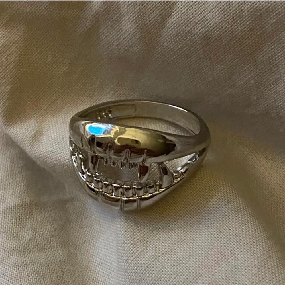 En så cool och fin ring i sterling silver (stämplad), som tyvärr inte kommer till användning😍Den 18mm, typ en S/M i storlek och är aldrig använd😊 100kr inkl frakt!. Accessoarer.