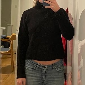 Stickad tröja - Snygg svart stickad tröja från & other stories. Fint skick. Fraktar spårbart :)