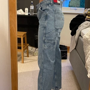 Baggy jeans - Tommy hilfiger baggy jeans, hyfsat nya. Raka i benen, jag på bilden är 162cm.