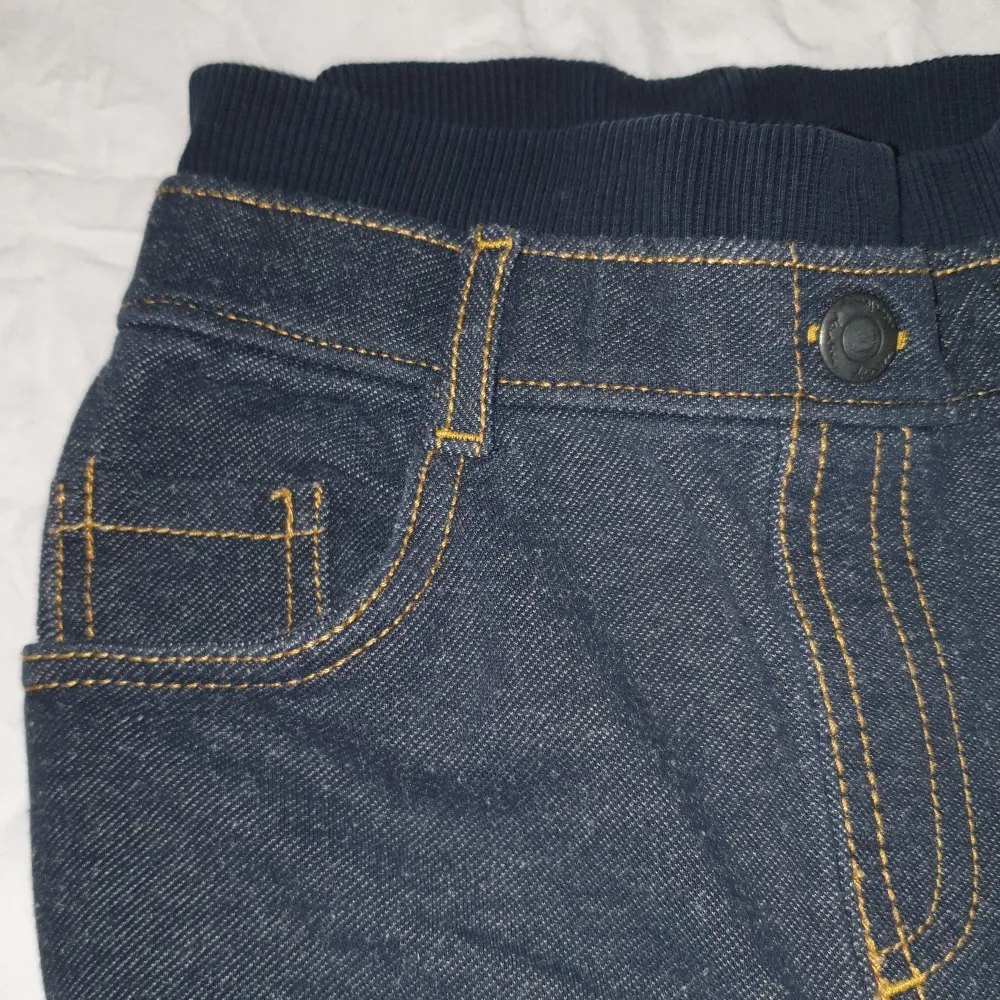 Mjukisbyxor som liknar jeans, storlek 86. Rensar på vinden, kommer lägga ut en hel del grejer. Kan skickas, då du betalar frakten.. Farkut & Housut.