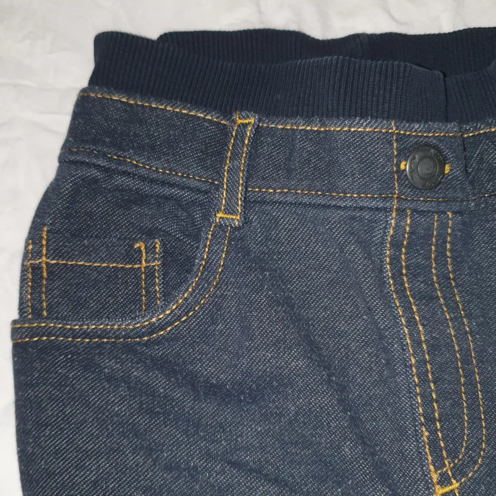 Mjukisbyxor som liknar jeans, storlek 86. Rensar på vinden, kommer lägga ut en hel del grejer. Kan skickas, då du betalar frakten.. Jeans & Byxor.