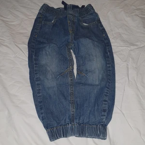Jeans barn strl 86 - Jeans till barn, storlek 86. Rensar på vinden, kommer lägga ut en hel del grejer. Kan skickas, då du betalar frakten.