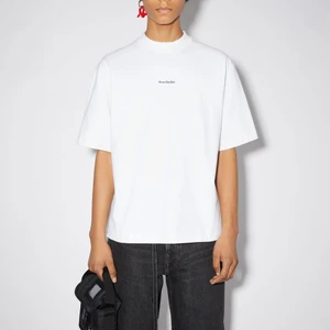 Acne T-Shirt - (säljer åt min bror) Vit Acne t-shirt. Sparsamt andvänd, inga defekter. Ny pris: 1900kr. Skriv privat för egna bilder. Fraktas självklart Nytvättad och fräch☺️❤️‍🔥