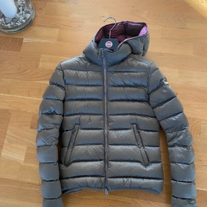 Colmar - Hej, säljer min fina höst/vinterjacka från colmar. Den är som ny i och med att den är använd fåtal gånger då jag tyvärr köpte en för liten storlek. Kan skicka fler bilder om ni vill <3                                                                           Storlek: xxs 
