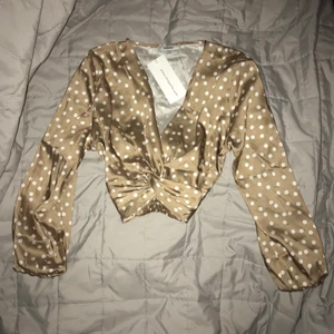 Silkes blus🌸 - Jättefin silkes blus, nytt skick. Superskönt material men säljes då den aldrig kommer till användning för mig. Perfekt till både vardags, fest. Den har stretchmateral på baksidan så skulle säga att den passar XS-M.