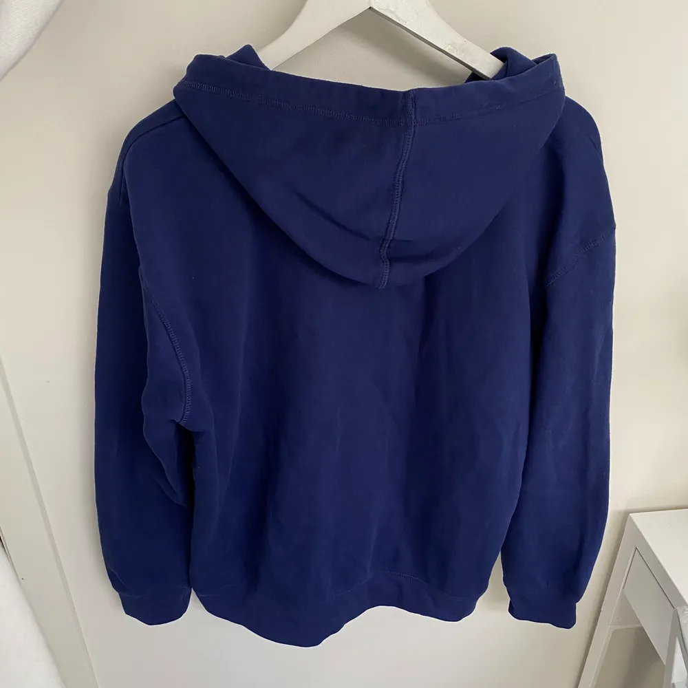 Gjorde en budgivning på tröjan då det var många som hörde av sig vid intresse😁 Endast seriösa budare!!Säljer min mörkblåa dragkedje-hoodie! Kommer tyvärr aldrig till användning längre💕 Är i bra skick från Åhléns! . Hoodies.